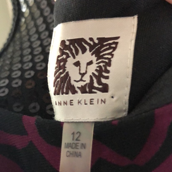 Anne Klein long sleeved fuchsia and black print dress with side rushing. Size 12 - Picture 3 of 4